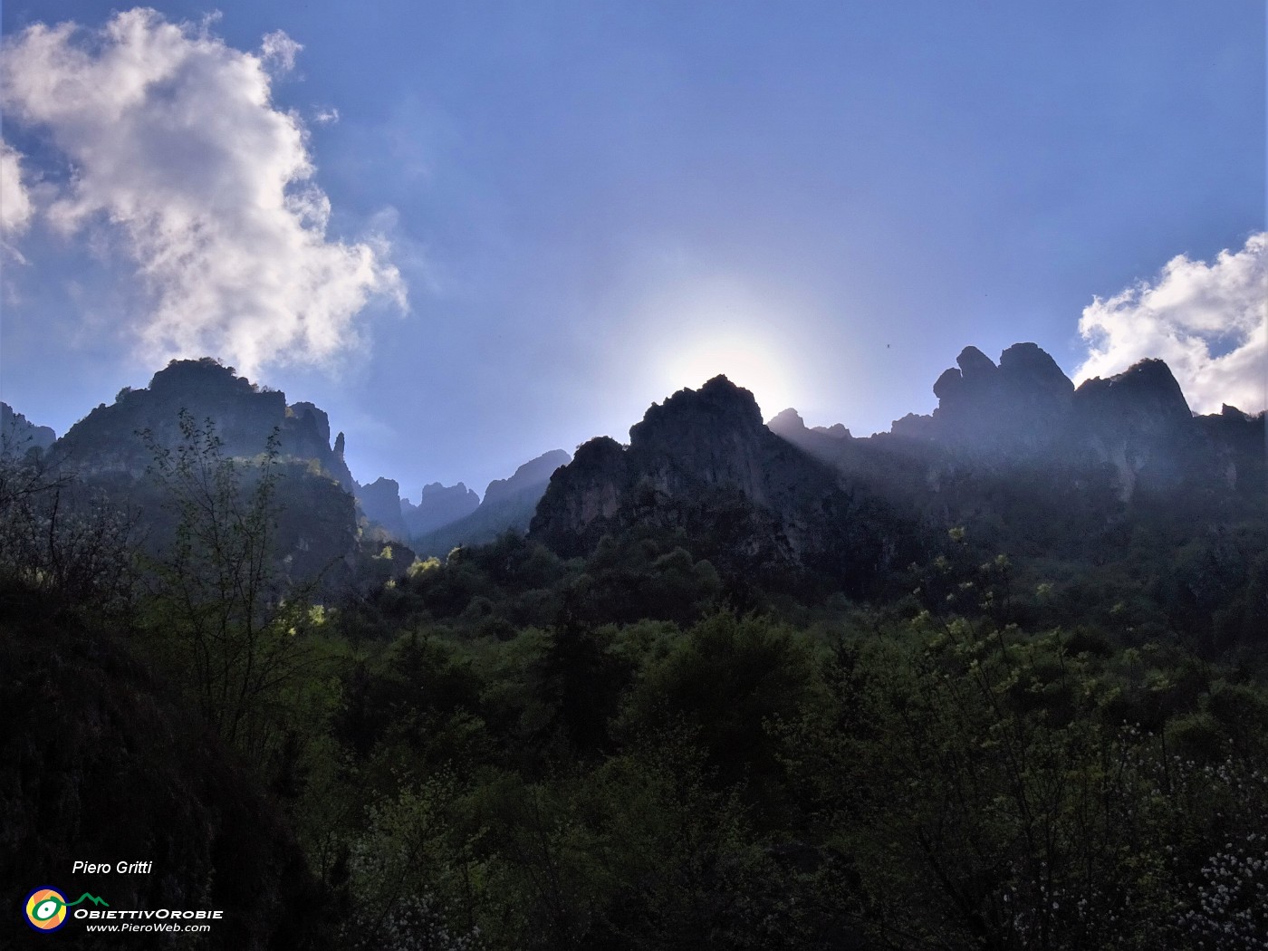 75 Il sole si abbassa sulle creste rocciose d'Alben.JPG